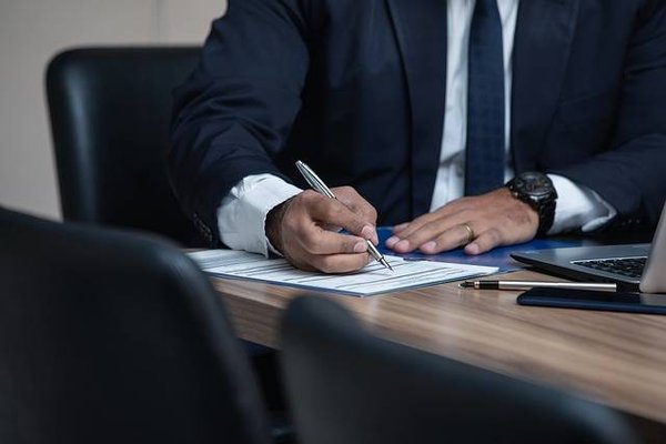Comment trouver un emploi ou une mission dans le service Administration ?