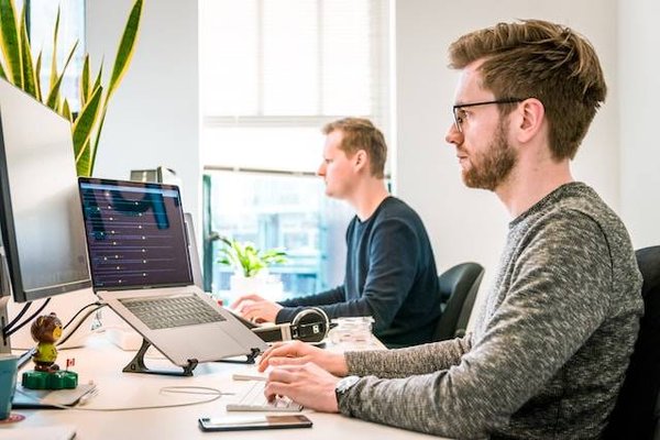 Quel est le salaire moyen et la perspective d'évolution d'un agent du service Administration ?